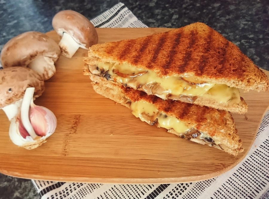 Herby Garlic Mushroom Cheese&nbsp;Toastie